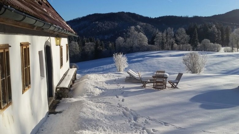 mit Schnee eingedecktes Ferienhaus, © Johannes Hoyos