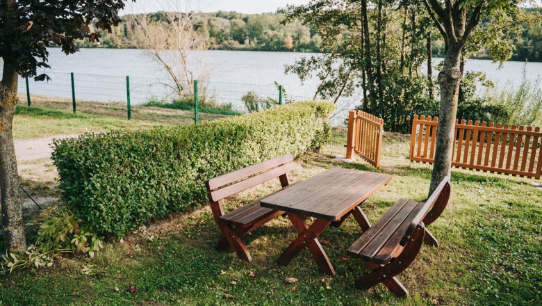 Sitzplatz direkt an der Donau, © Marbach Camping