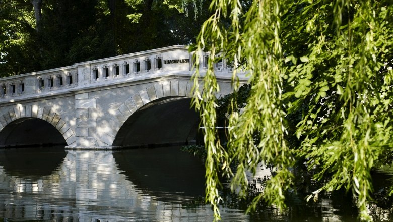 Brücke über einen Wasserkanal, © Natur im Garten/Alexander Haiden