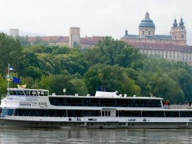 MS Austria vor dem Stift Melk, © Helmut Lackinger