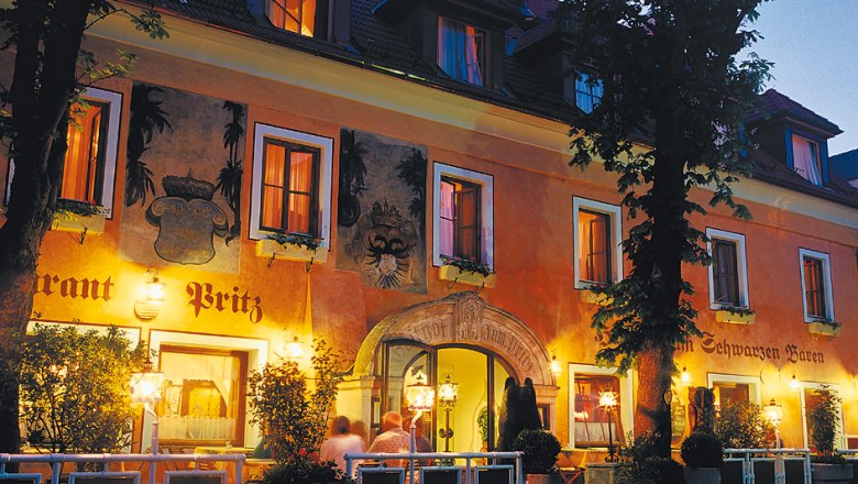 Hotel Restaurant „Zum Schwarzen Bären", © Lachlan Blair