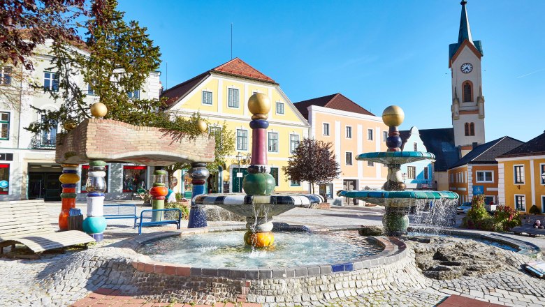 Hlavné námestie v Zwettli s fontánou Hundertwasserbrunnen, © Stadtgemeinde Zwettl, Monika Prinz