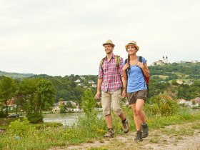 Wandern im Nibelungengau im Hintergrund Maria Taferl, © Donau NÖ Tourismus/Klaus Engelmayer