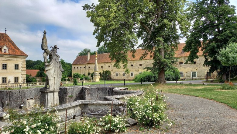 Blick aus dem Schlosspark auf die Fereinwohnungen, © Renaissanceschloss Greillenstein